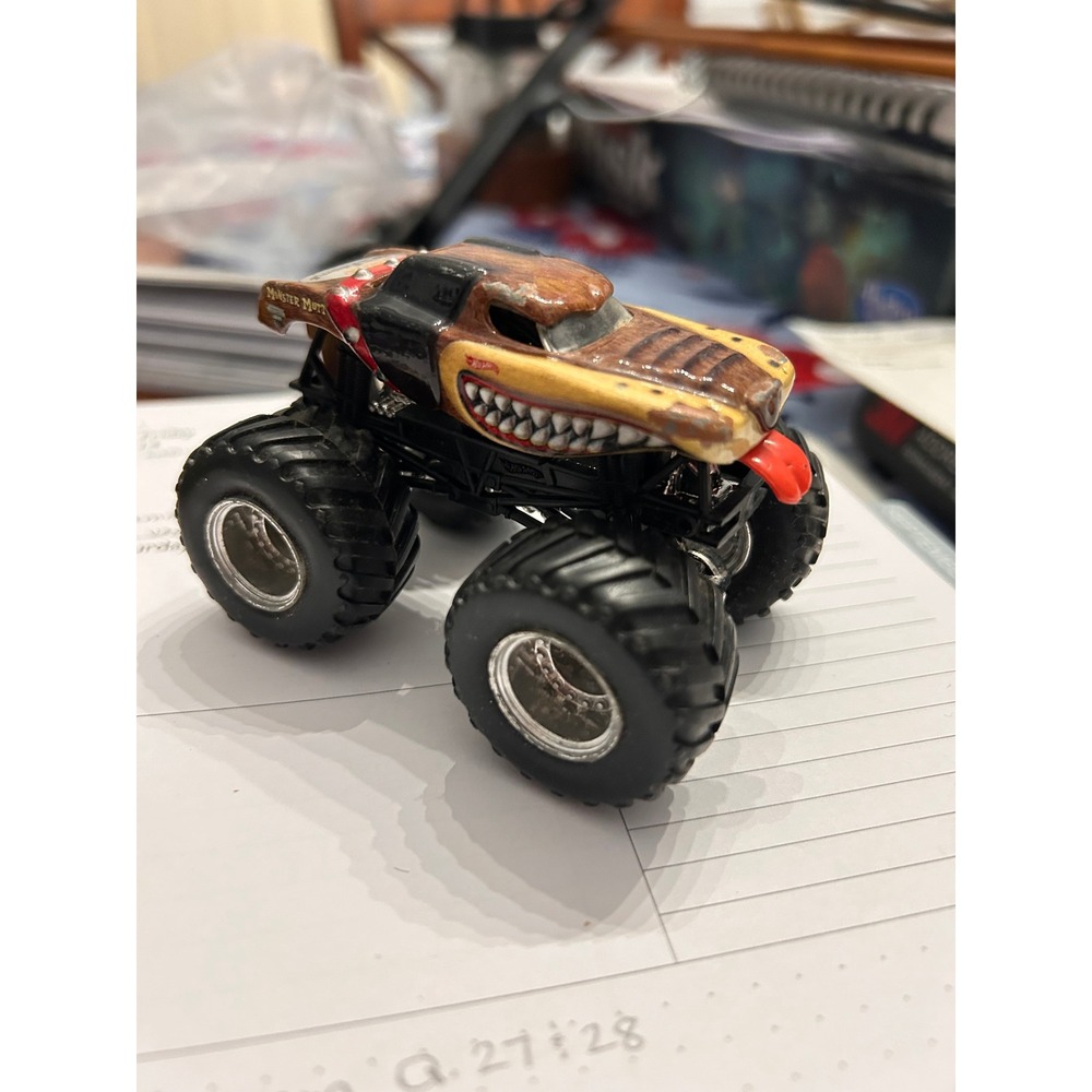 Hot Wheels Monster Jam Monster Mutt 2010 Freestyle Champion Diecast Truck 1:64